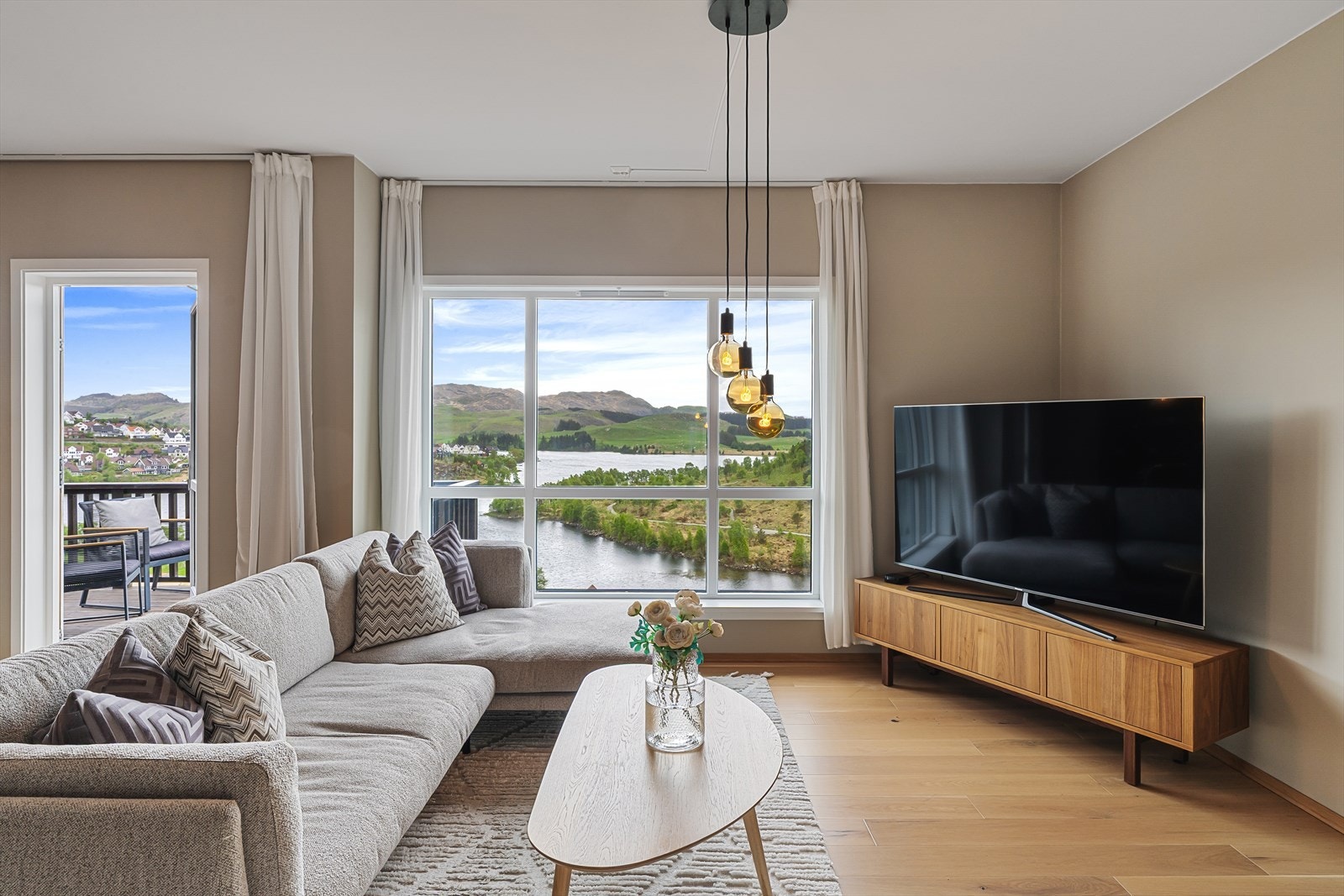Flott utsikt fra sofakroken. Galleribilde