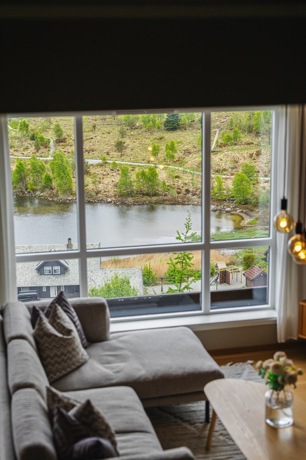 De store vindusflatene slipper inn rikelig med naturlig lys. Galleribilde