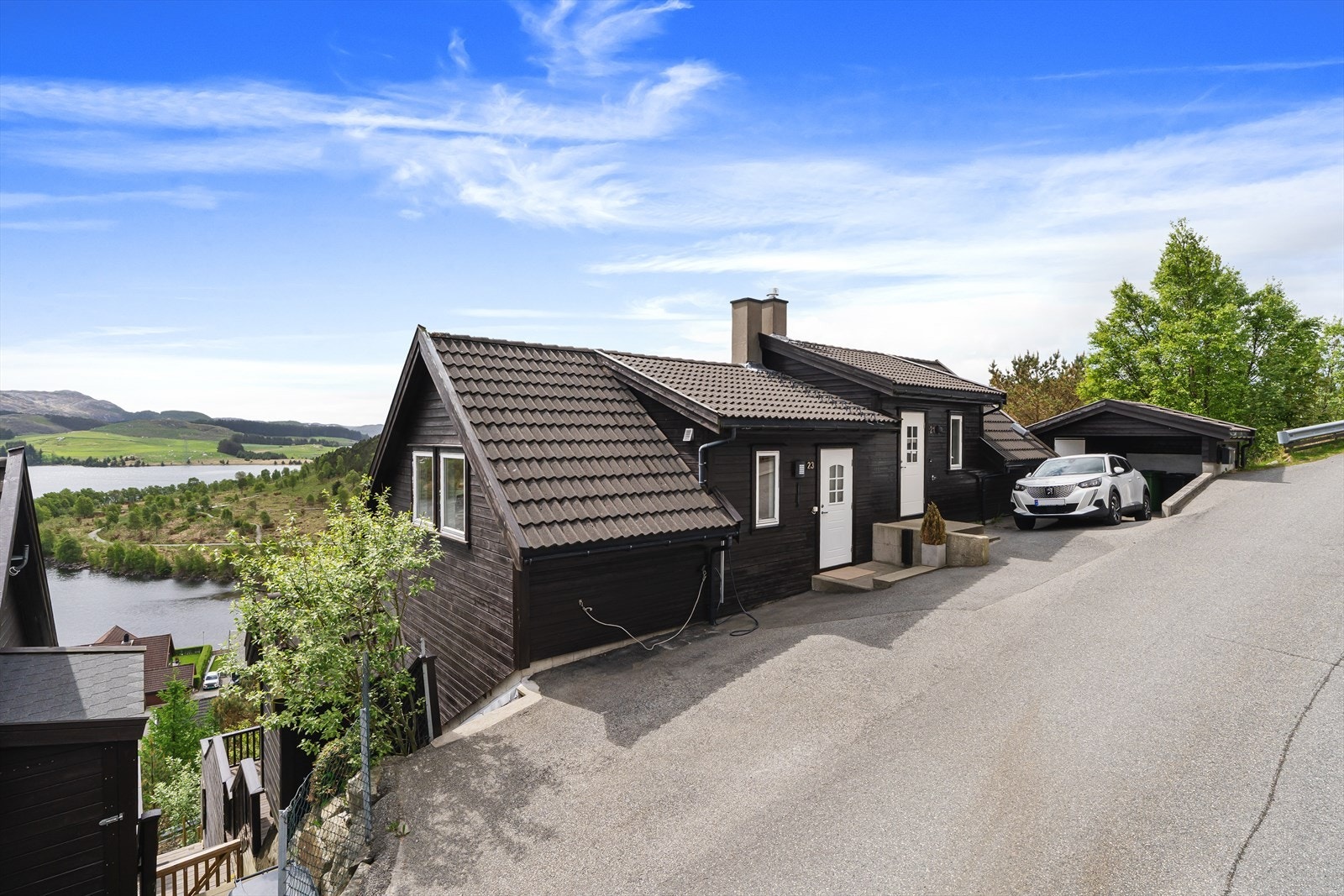 Velholdt tomannsbolig fra 2006 i et etablert boligfelt på Ålgård. Galleribilde