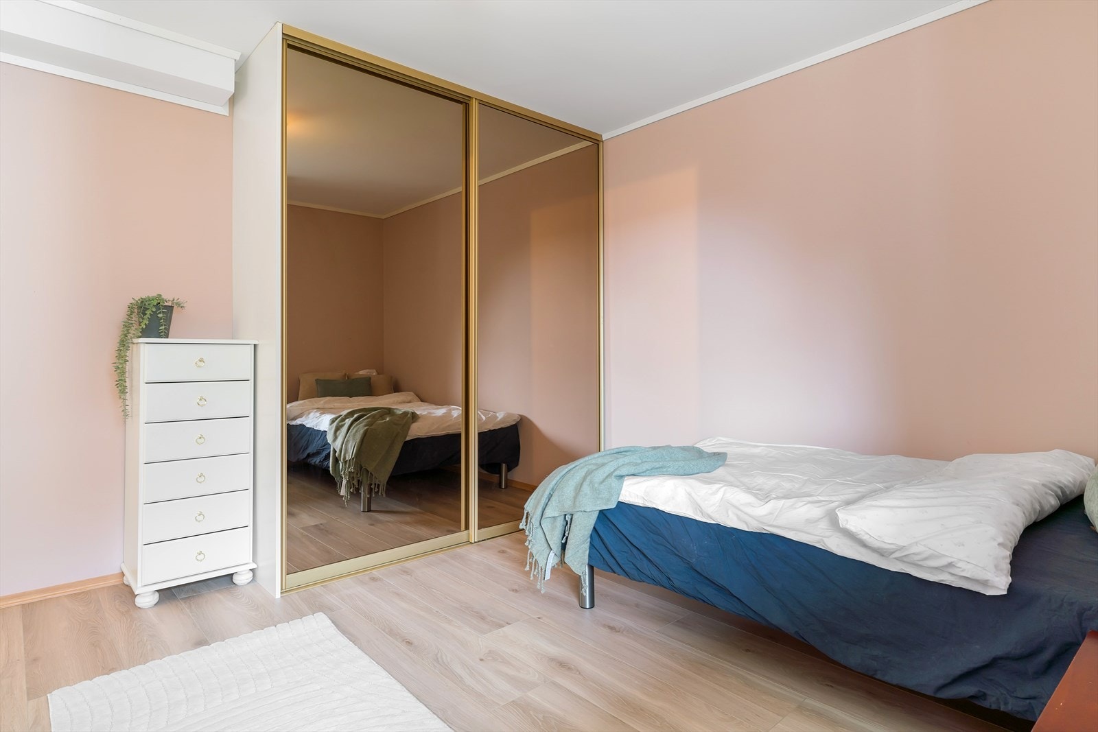 - Soverommet har en praktisk skyvedørsgarderobe og du har god plass til dobbeltseng og annet ønsket innredning - Galleribilde