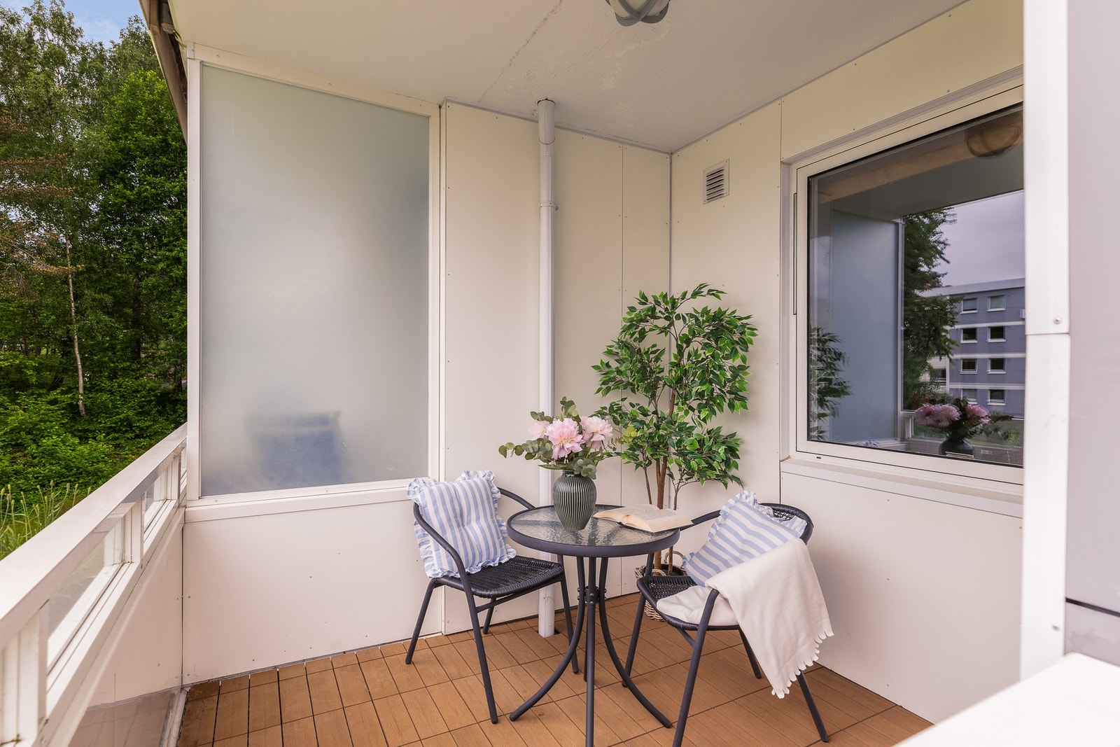 Her kan familien nyte morgenkaffen eller rolige sommerkvelder Galleribilde