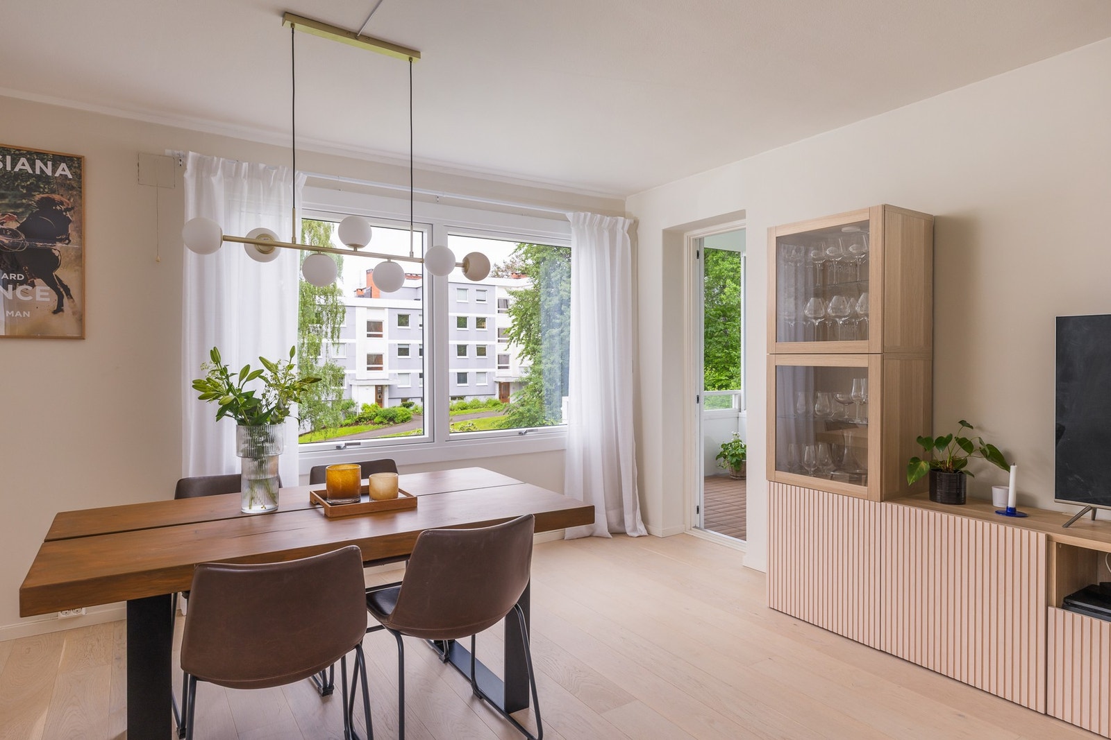 Fra stuen er det direkte utgang til balkongen, som fungerer som en naturlig forlengelse av oppholdsrommet i sommerhalvåret Galleribilde