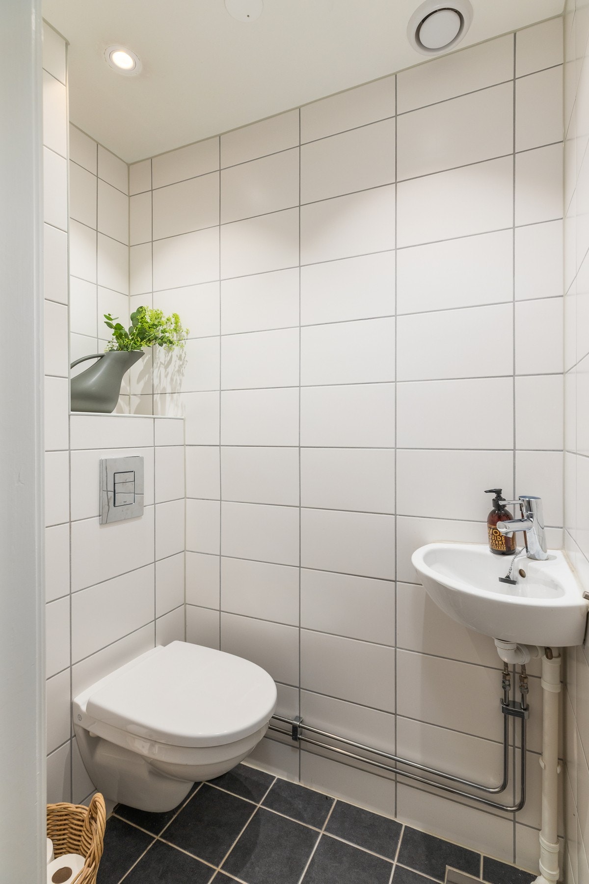 Separat toalettrom med servant og vegghengt toalett Galleribilde
