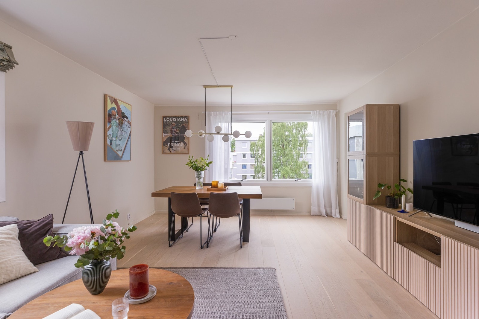 Her er det god plass til både sofagruppe og spisebord, noe som gjør rommet velegnet for både hverdagsliv og sosiale sammenkomster Galleribilde