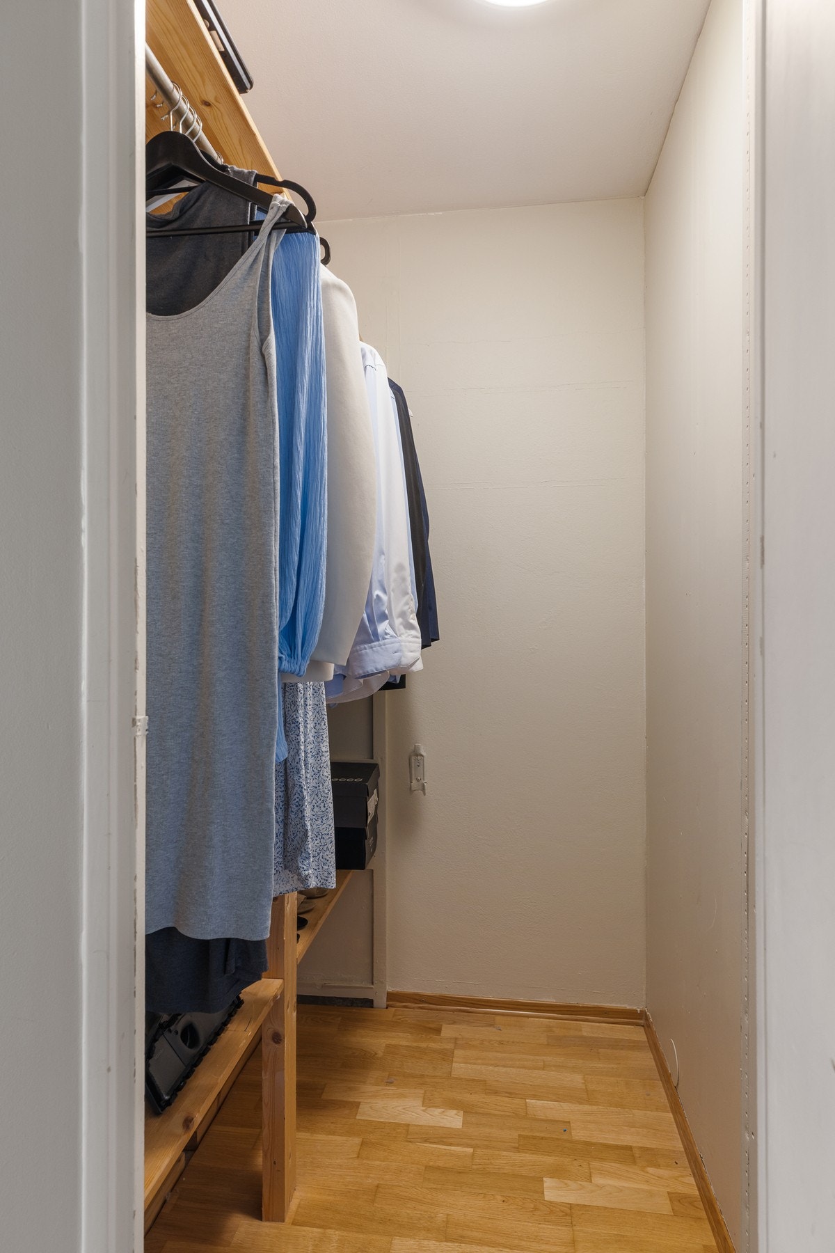Fra hovedsoverommet er det direkte adkomst til en innvendig bod som i dag er innredet og benyttet som walk-in closet Galleribilde