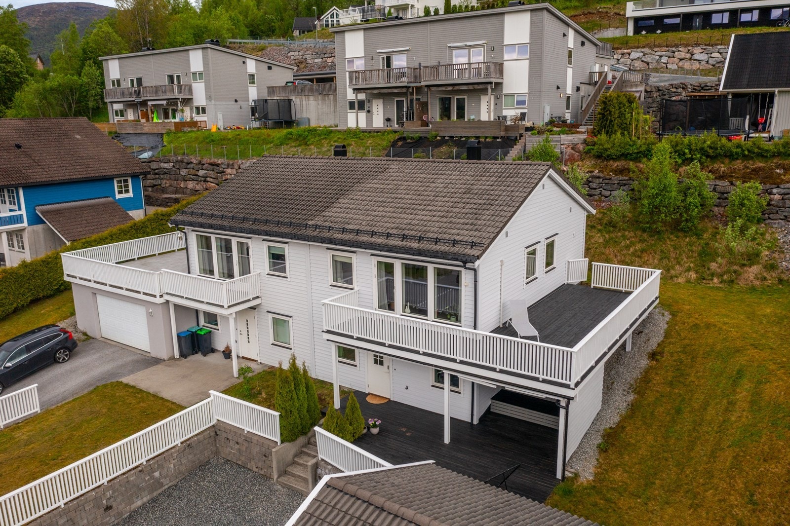 Utenfor er det fine uteplasser på to nivåer med terrasse og veranda. Galleribilde