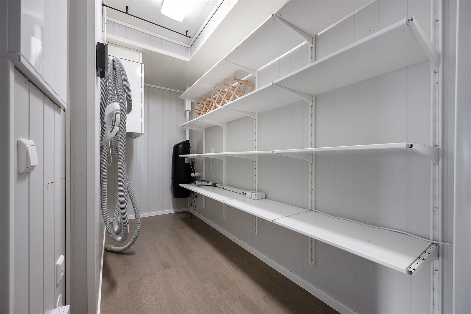 Bod med sentralstøvsuger og justerbart hyllesystem. Galleribilde