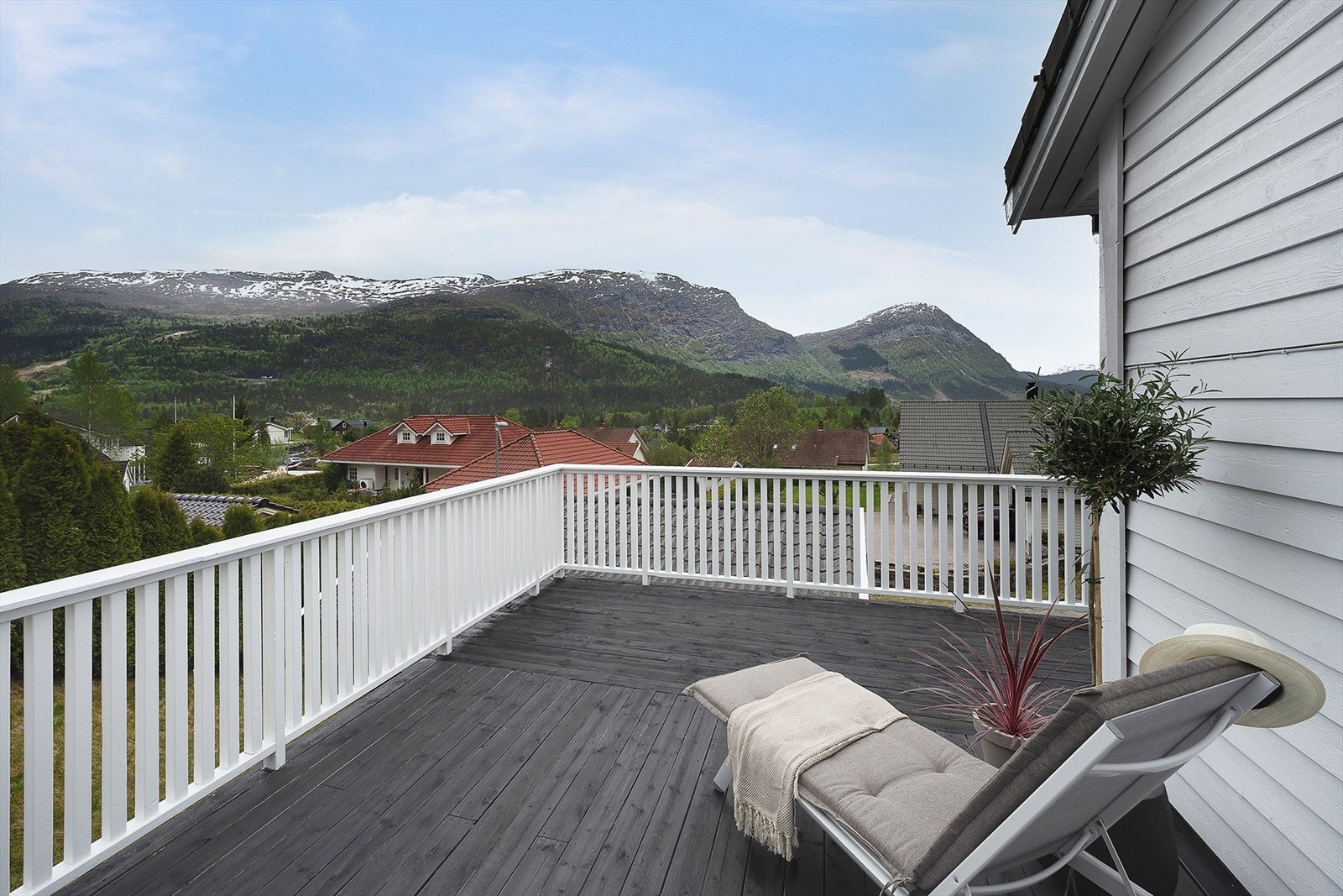 Verandaen har beisede terrassebord og malt rekkverk i trevirke. Galleribilde