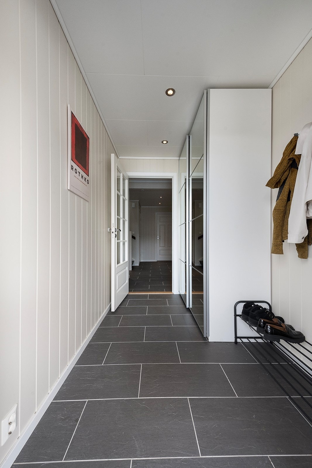 Praktisk skyvedørsgarderobe gir godt med oppbevaringsplass. Galleribilde