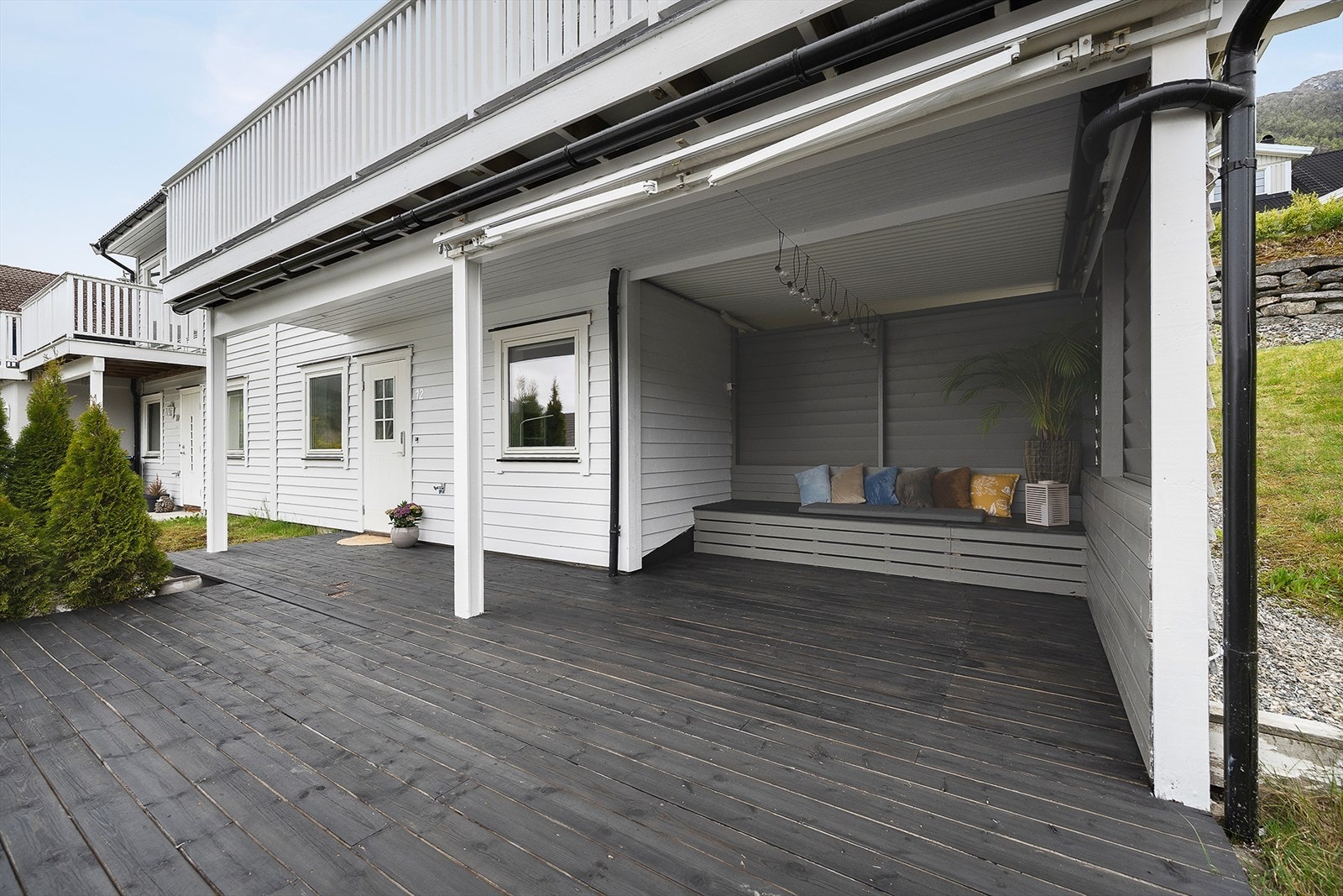 Ved inngangspartiet er det etablert en flott uteplass med delvis overbygd markterrasse og solskjerming i form av sveivemarkise. Galleribilde
