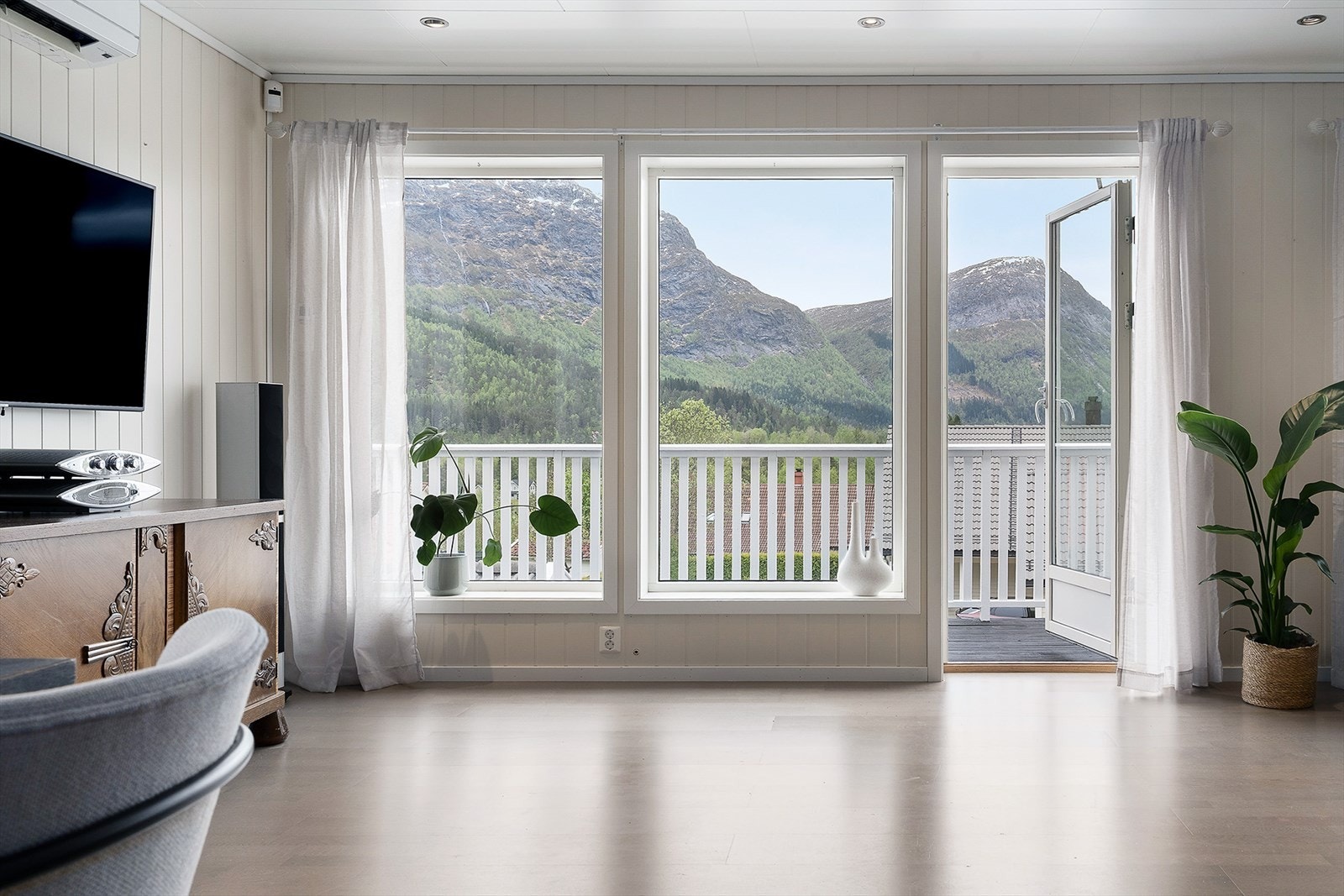 Frå stuen er det utgang til veranda. Galleribilde