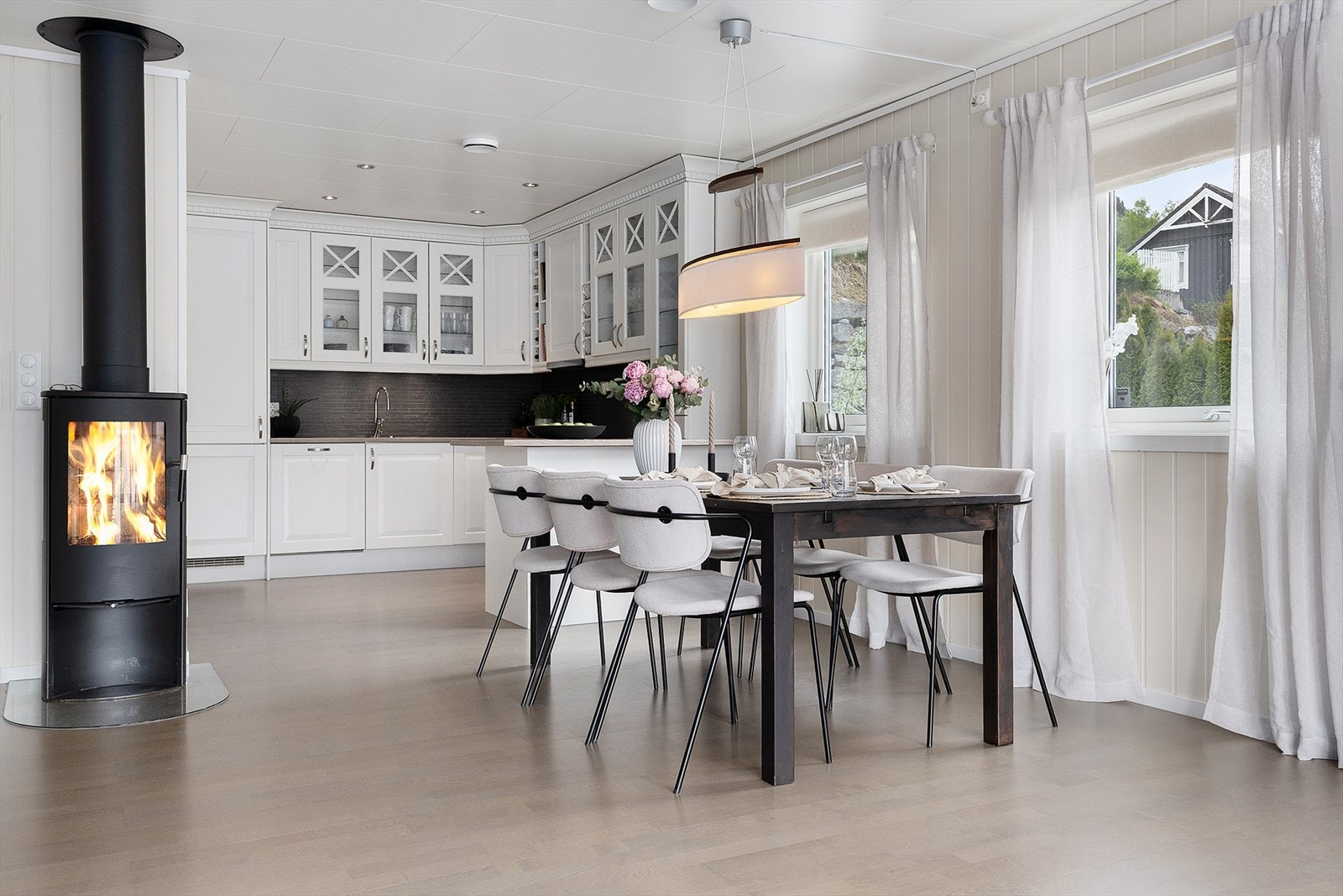 Det er plass til stort spisebord i tilknytning til kjøkkenet. Galleribilde