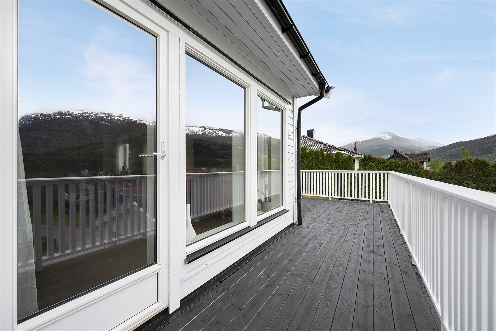 Verandaen strekker seg rundt hushjørnet og er på ca. 34 m². Galleribilde