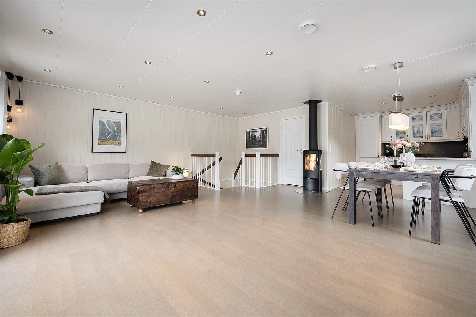 Stuen er romslig og har plass til møblering i ulike sosiale soner. Galleribilde