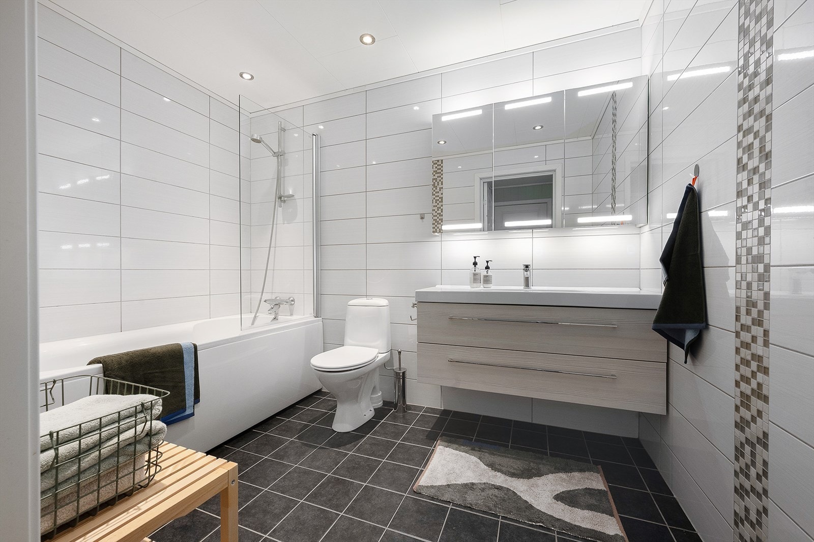 Delikat helfliset bad med downlights i himling og varmekabler i gulv. Galleribilde