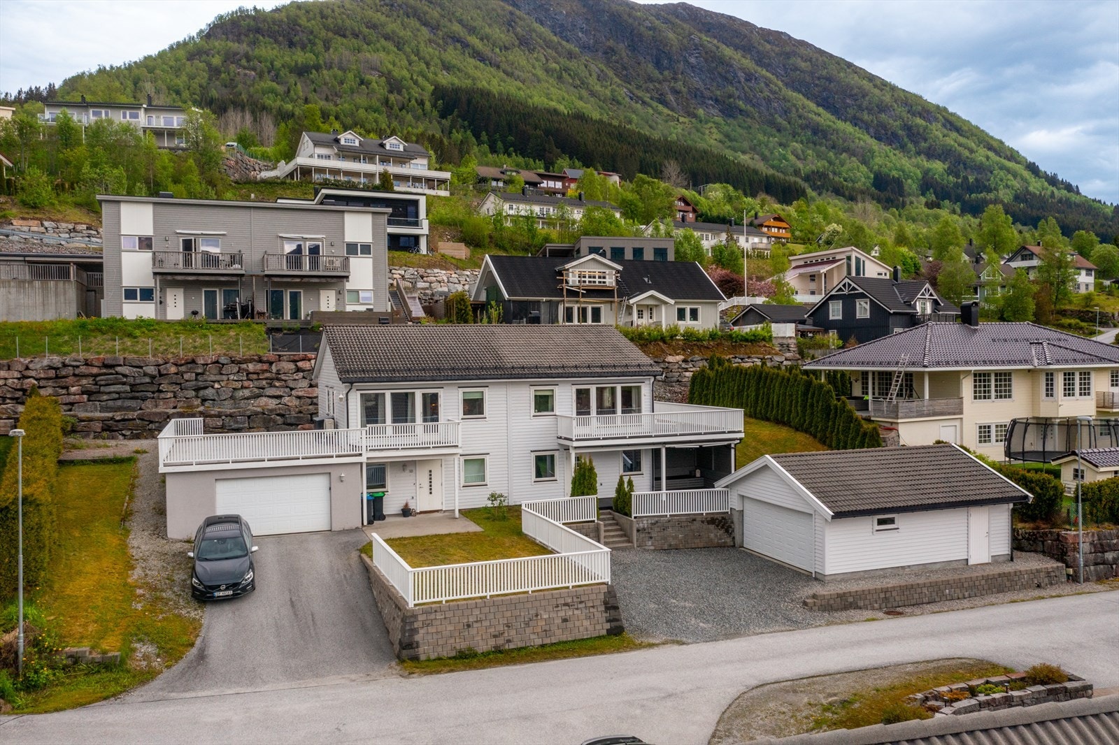 Boligen ligger nær Vassenden Barnehage med enkel tilgang til lekeplass og ballbane. Galleribilde