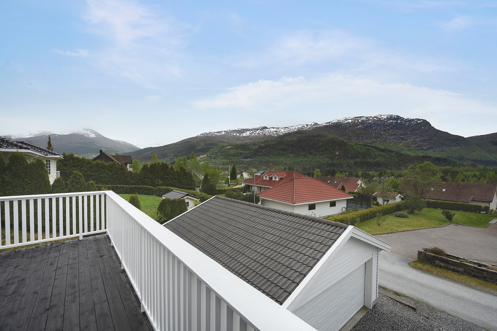 Boligen ligger fint og fritt til på sørvendt tomt med gode sol- og utsiktsforhold. Galleribilde