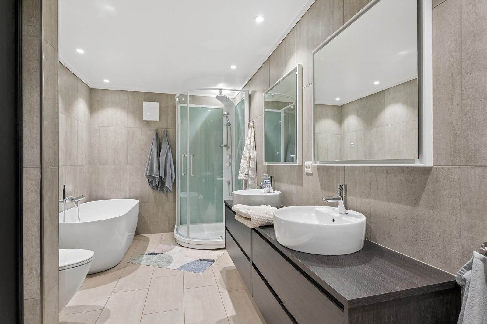Badet i sokkeletasjen ble modernisert i 2018. Rommet har fliser, varmekabler, badekar og dusjkabinett. Galleribilde