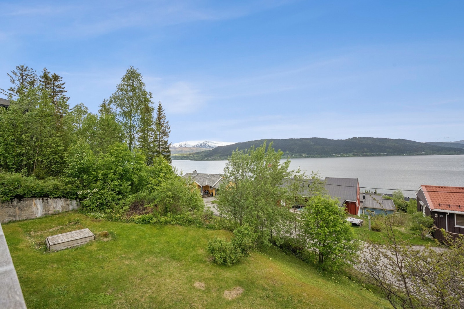 Utsikt fra eiendommen mot fjorden og fjellene. Galleribilde