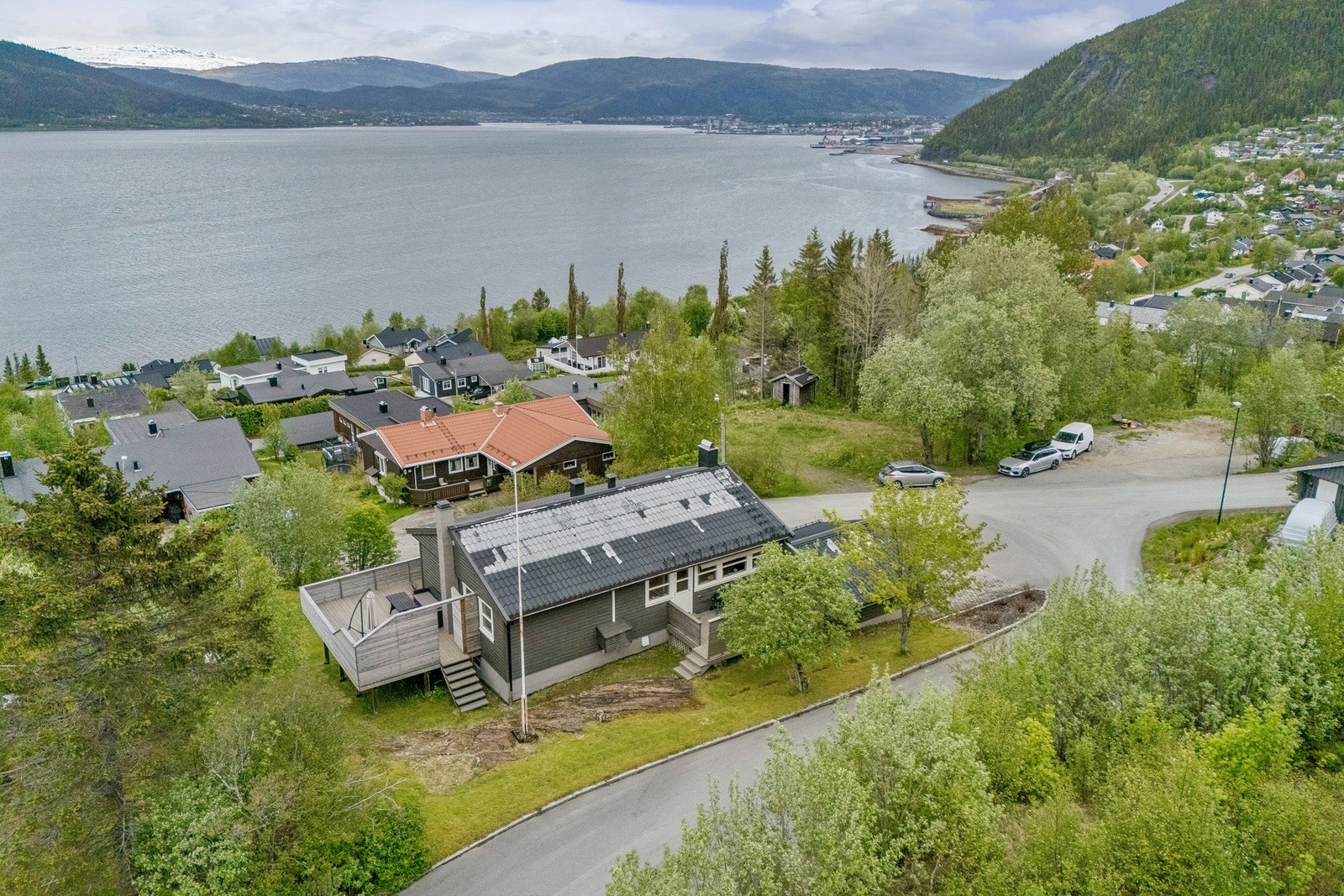 Luftfoto som viser beliggenheten med utsikt mot Mo i Rana sentrum i det fjerne. Galleribilde