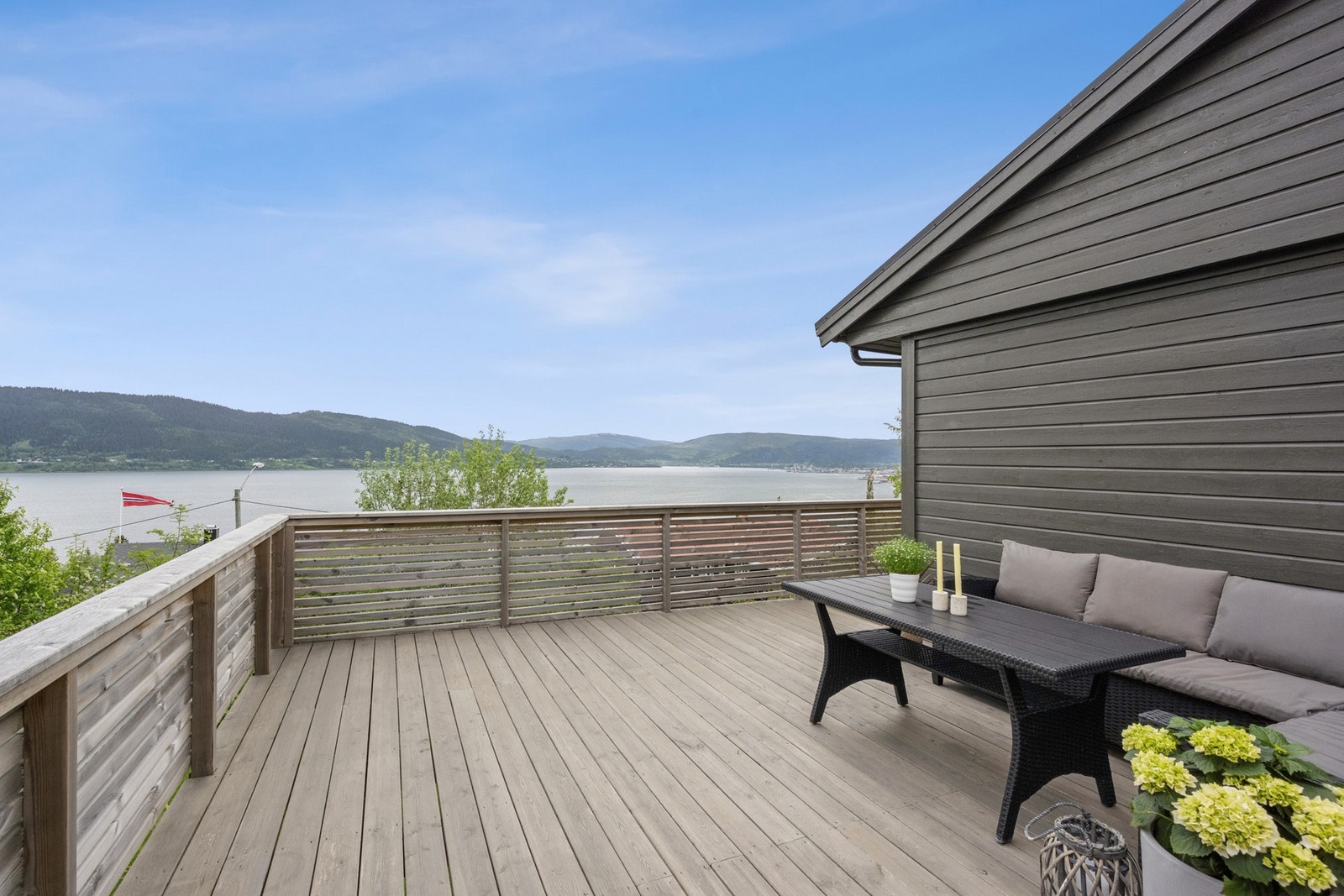 En av boligens to store uteplasser, bygget i 2020. Her er det god plass til utemøbler med utsikt over fjorden. Galleribilde