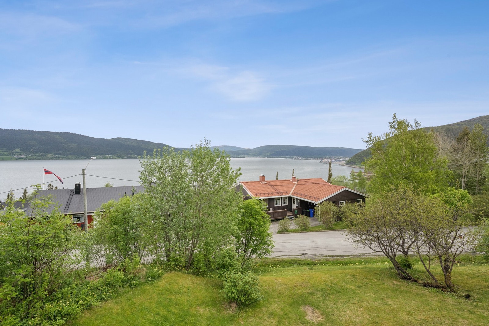 Fra boligen ser man utover nabolaget og Ranfjorden. Galleribilde