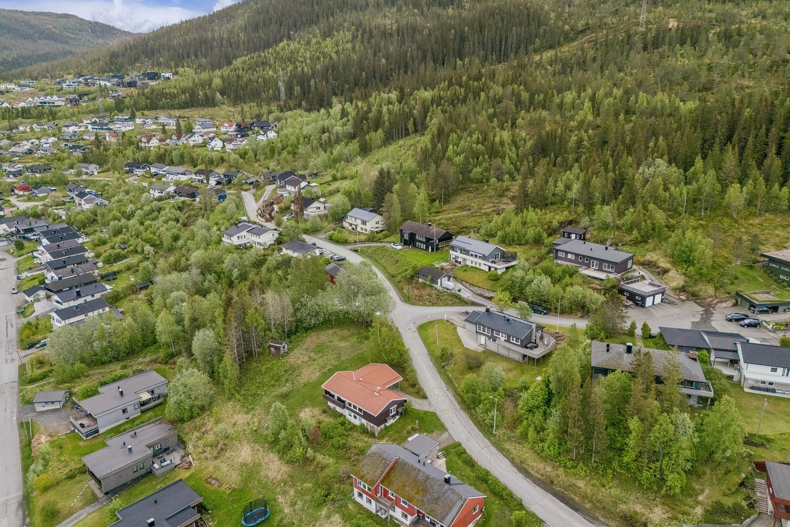 Nabolaget består hovedsakelig av eneboliger og har nærhet til skog og mark. Galleribilde