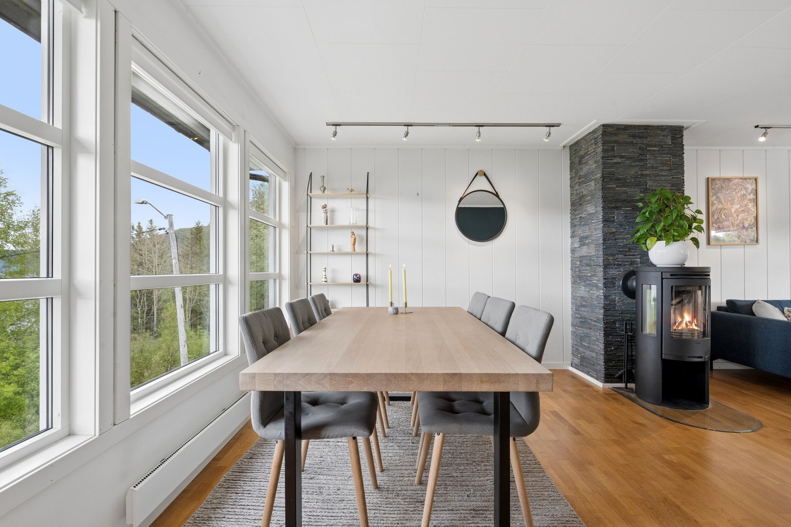 I tilknytning til stuen er det god plass til en romslig spisegruppe. Galleribilde