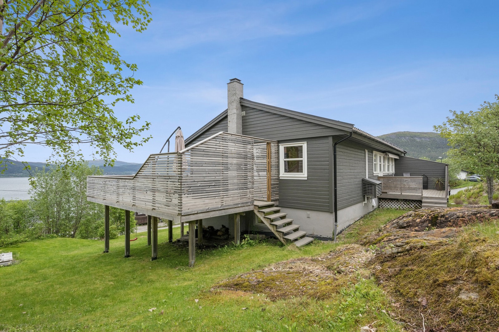 Uteområdet har trapper i impregnert trevirke som forbinder de ulike nivåene. Galleribilde
