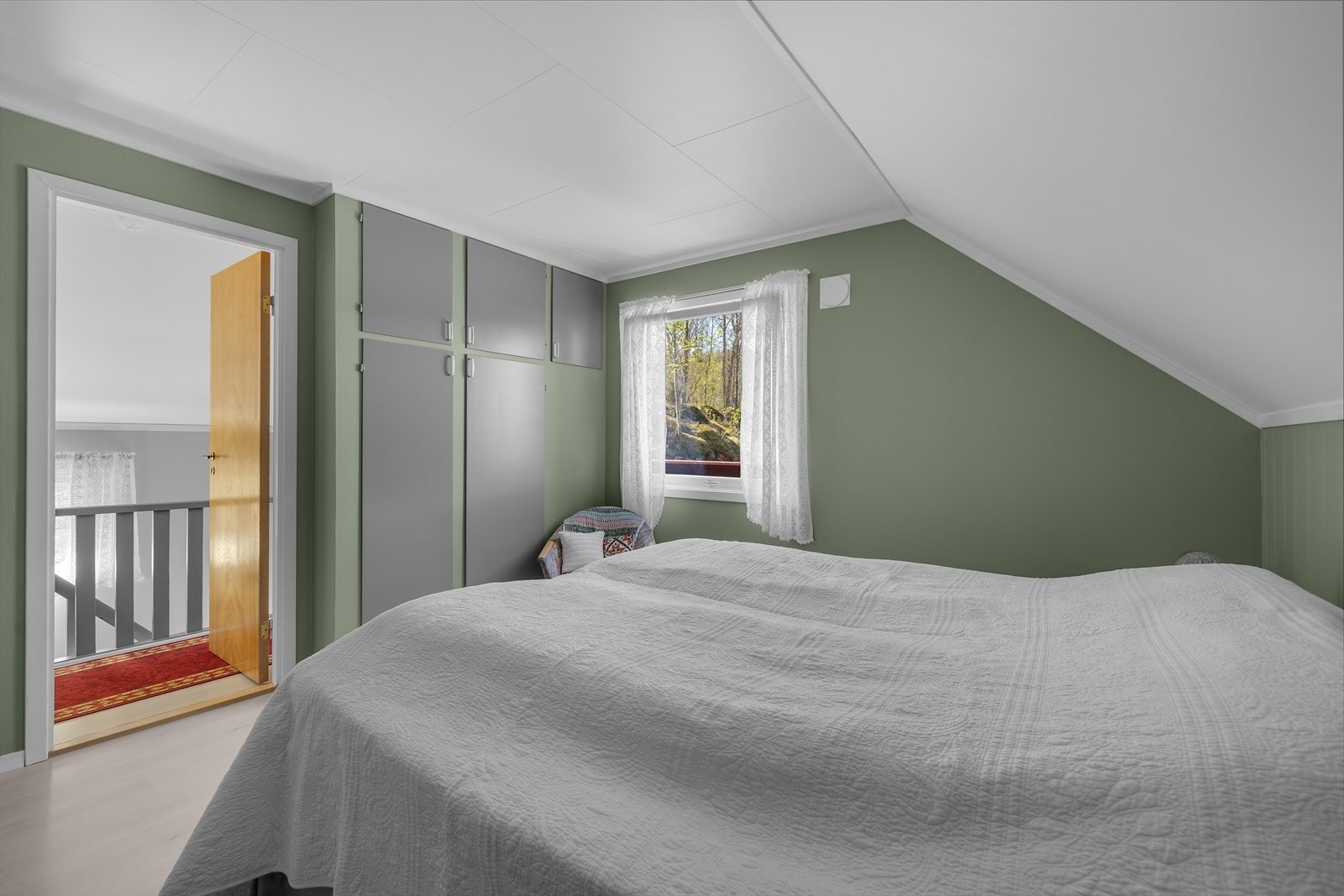 Garderobeløsning med innebygde skap. Galleribilde