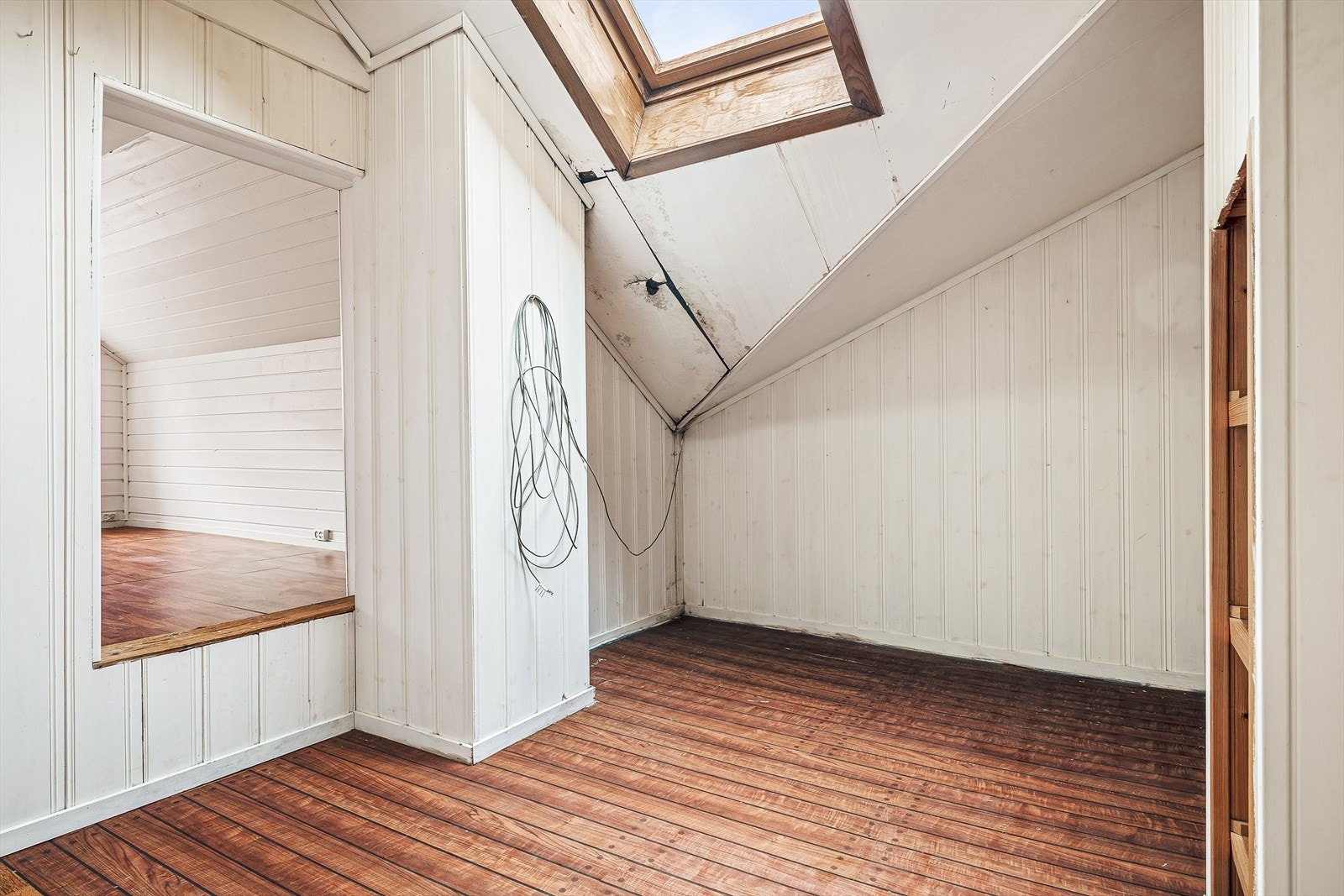 Gang på loft. Det er også luke med tilkomst til kaldtloft over tilbygget del. Boligens tak er skiftet i ca. 2013. Galleribilde