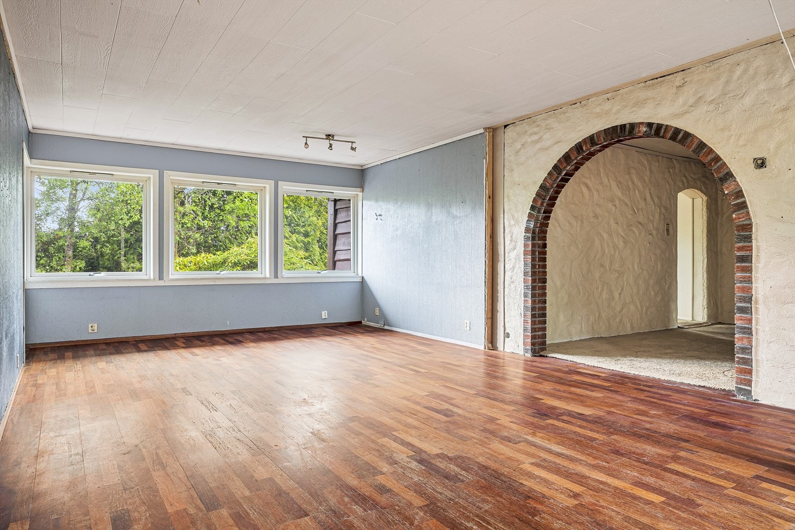 Stue nr. 2 i hoveddelens første etasje. Hele boligen har et betydelig renoveringsbehov. Galleribilde
