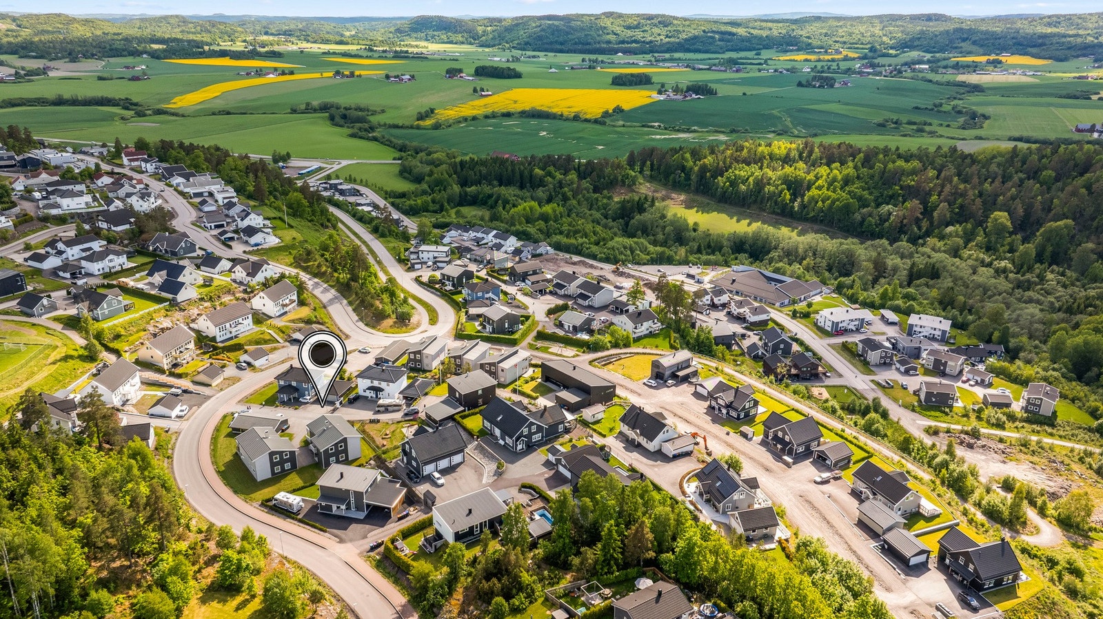 Åpent kulturlandskap med gule åkre og frodig natur - Re midt i Vestfold på sitt beste. Galleribilde