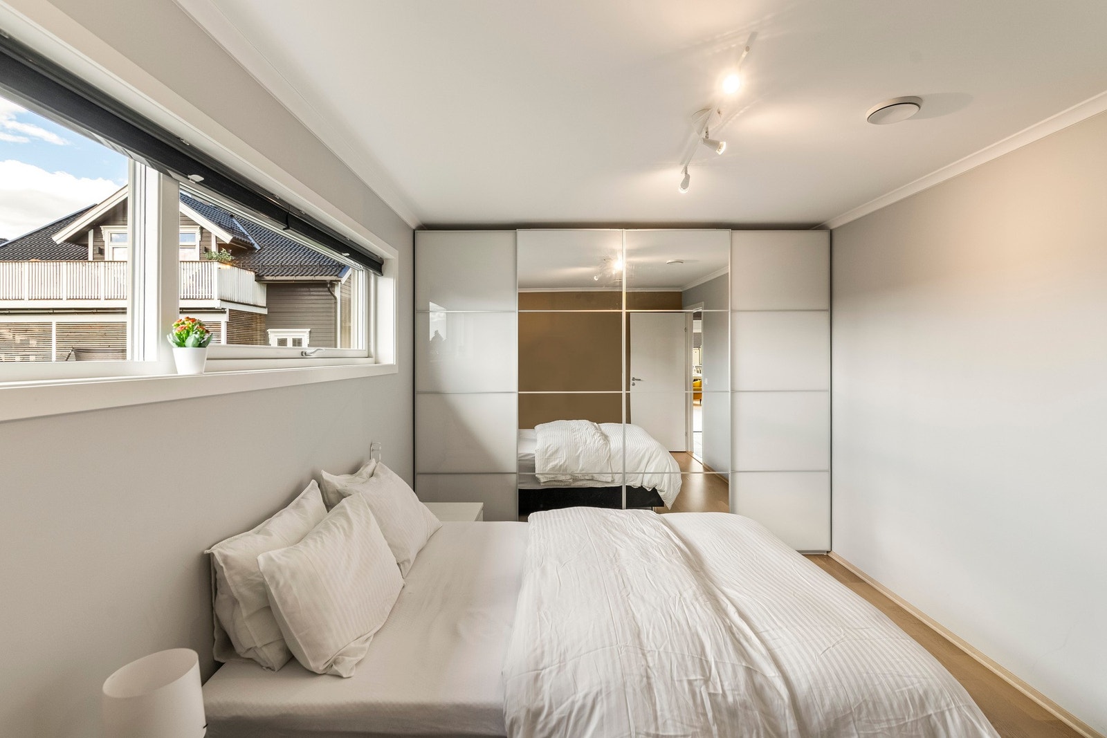 Praktisk soverom med innebygd skyvedørsgarderobe - smart utnyttelse av plassen uten at rommet virker trangt. Galleribilde