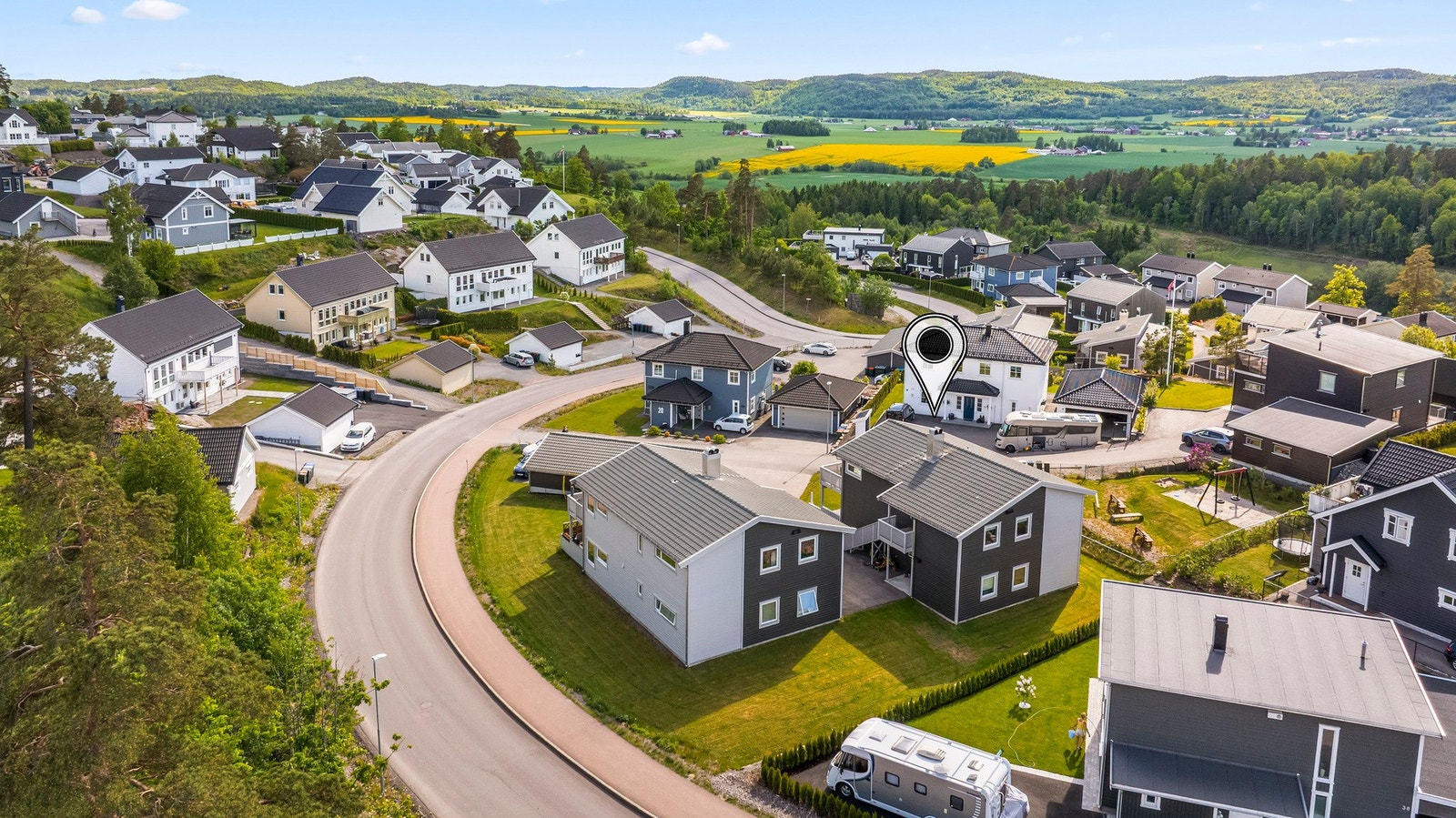 Boligen ligger fint til i feltet med gode solforhold og naturskjønne omgivelser. Galleribilde