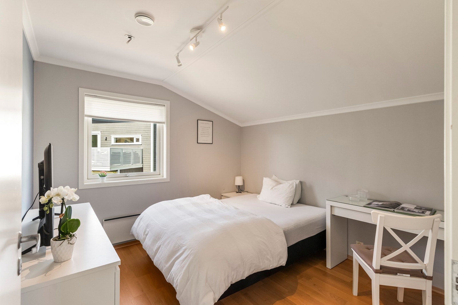 Allsidig soverom med plass til både seng og skrivebord - fungerer like godt som barnerom, gjesterom eller hjemmekontor. Galleribilde