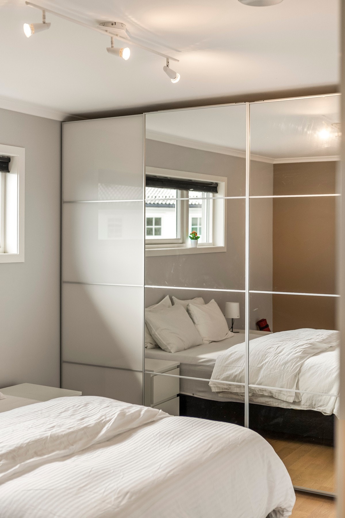 Romslig skyvedørsgarderobe med speilfront som gir rommet ekstra lyshet og dybde. Galleribilde