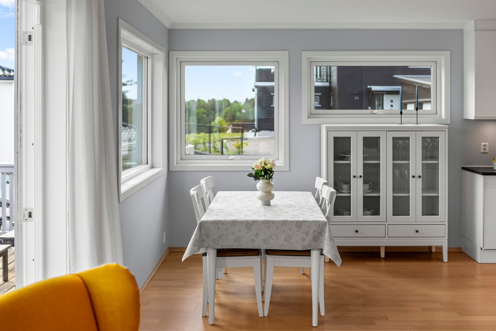 Lys og praktisk kjøkkenløsning med naturlig plass til spisebord - godt egnet for familiens hverdagsliv. Galleribilde