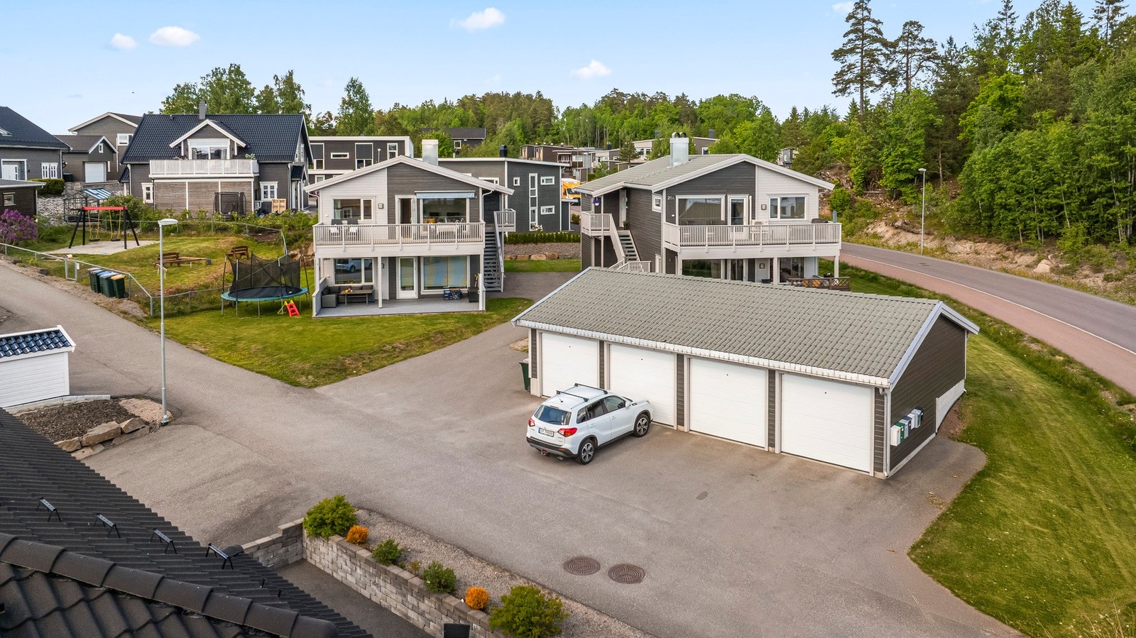 Felles garasjeanlegg fra 2015 med god plass og oversiktlig adkomst. Flat og ryddig tomt som er enkel å vedlikeholde. Galleribilde