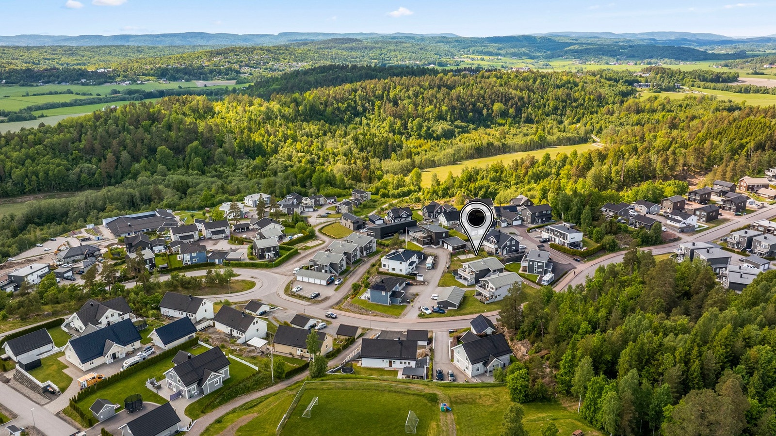 Variert og barnevennlig nabolag med god infrastruktur - bussholdeplass ved innkjøringen til feltet. Galleribilde