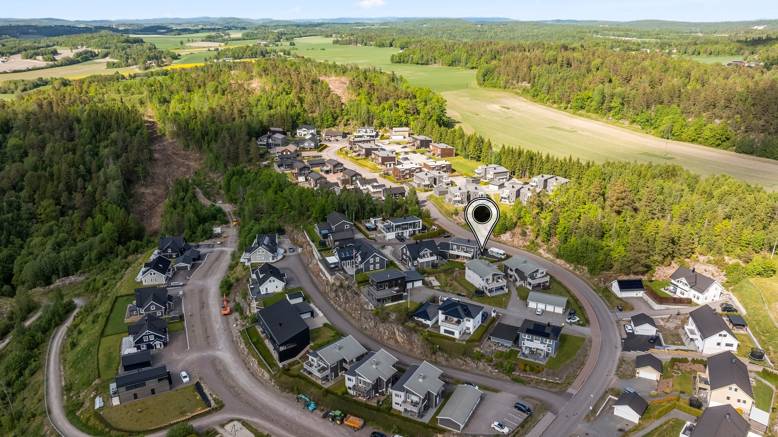 God oversikt over nærområdet med barnehage, skoler og Revetal sentrum innen kort avstand. Galleribilde