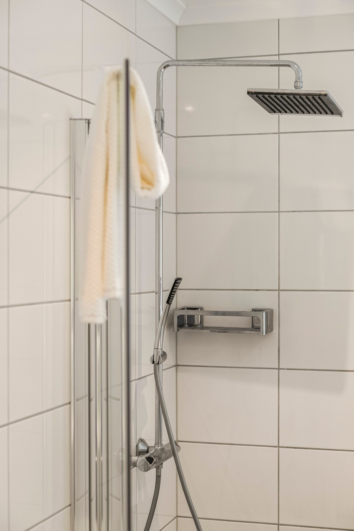 Romslig dusjsone med glassvegg og moderne armatur. Praktisk og elegant løsning. Galleribilde