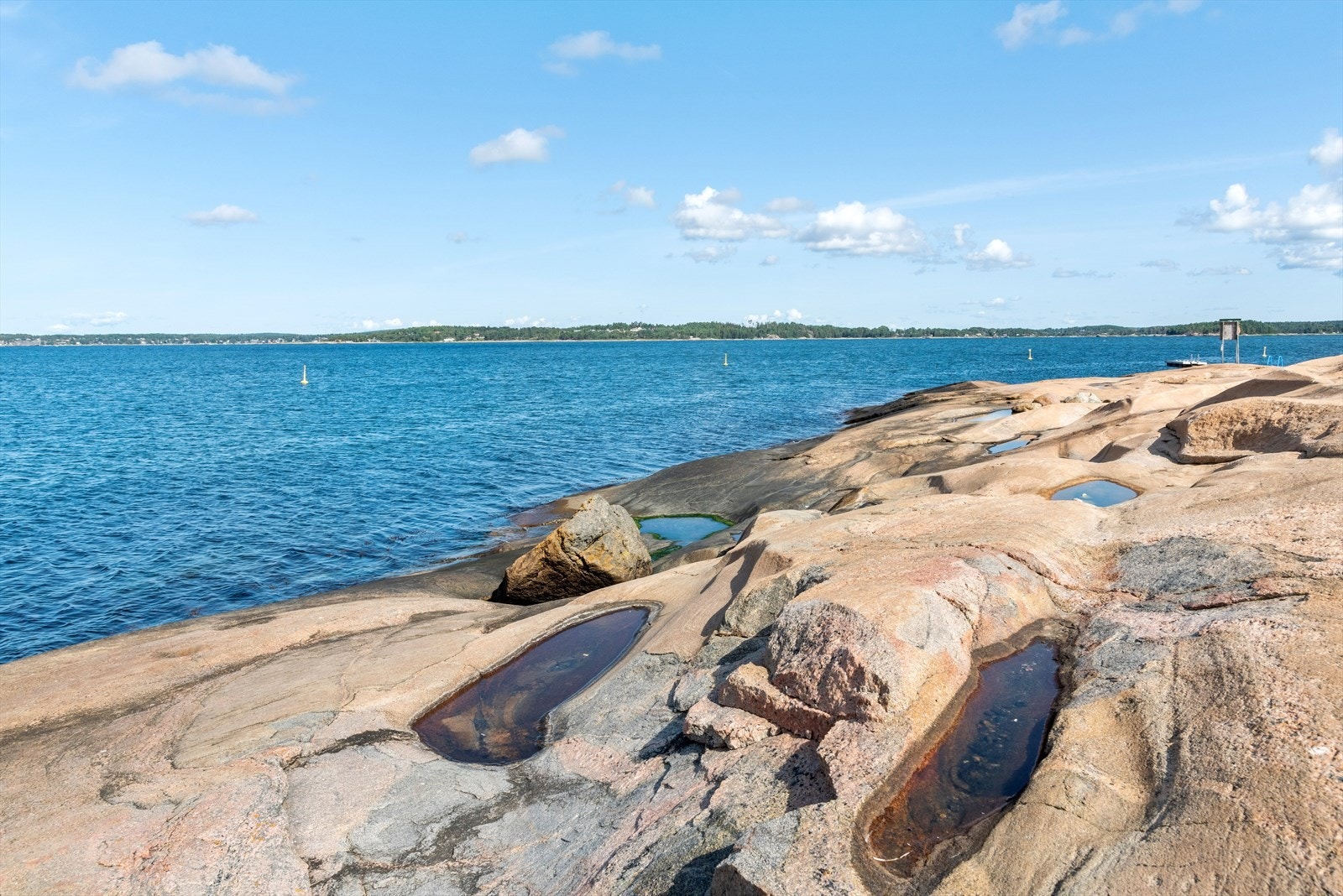 Saltnes ligger ved Krokstadfjorden, en arm av Oslofjorden med en vakker kystlinje. Galleribilde