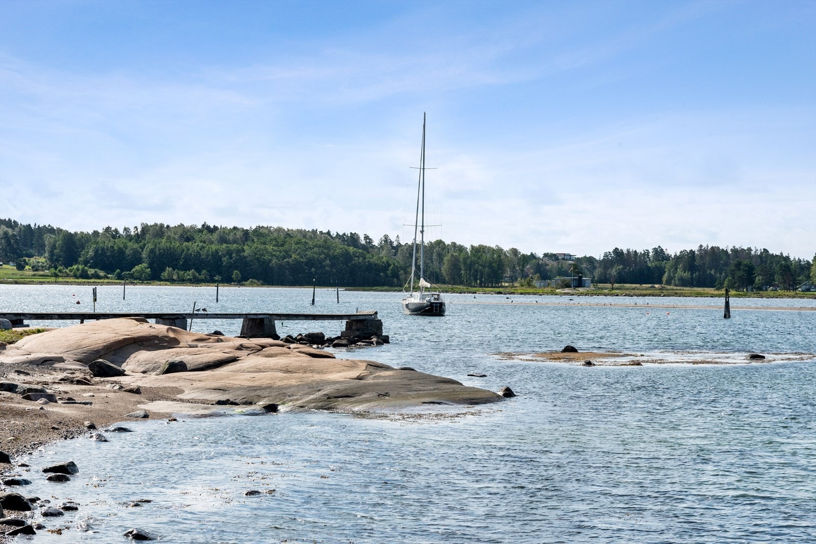 Populære Saltholmen har bla.a. strand, båthavn og sjarmerende sjøbuer. Galleribilde