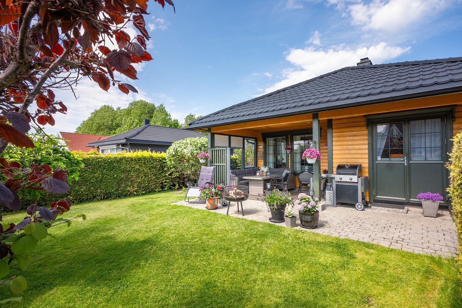 Fra spiseplassen er det utgang til en delvis overbygd, steinbelagt uteplass på 17 kvm, med god plass til utemøbler, grill og blomster. Galleribilde