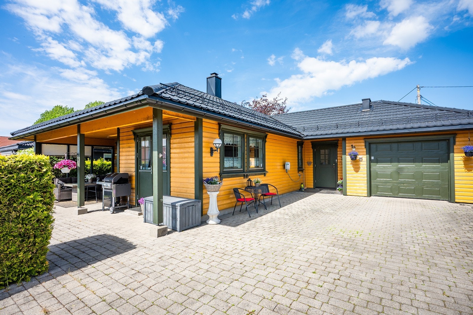 Ved inngangspartiet er det plass til et hyggelig kafésett hvor morgenkaffen kan nytes. Galleribilde
