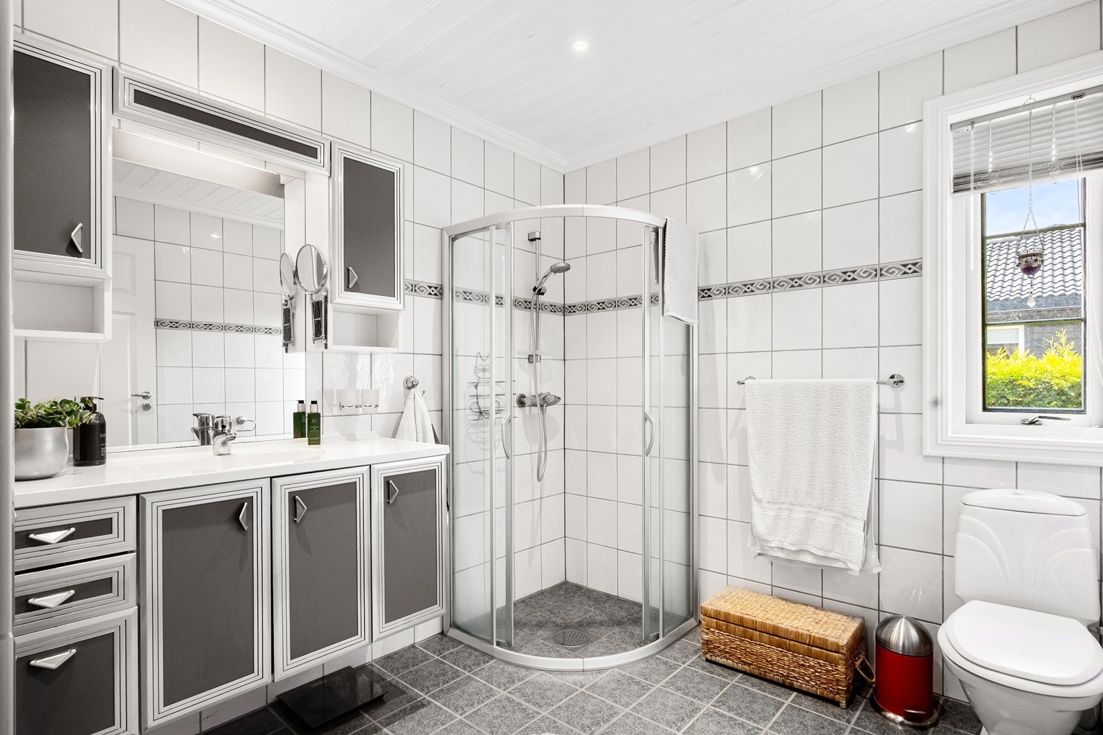 Boligen har ett bad og et separat toalettrom/vaskerom, begge med adkomst fra gangen. Badet er flislagt og har gulvvarme. Galleribilde