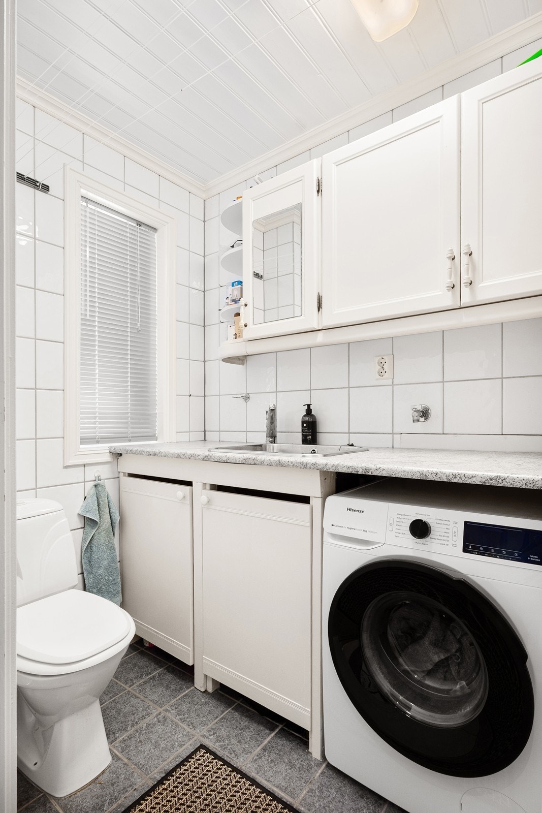 Vaskerommet/toalettrommet har tilsvarende materialvalg som badet med flislagt gulv og gulvvarme. Galleribilde