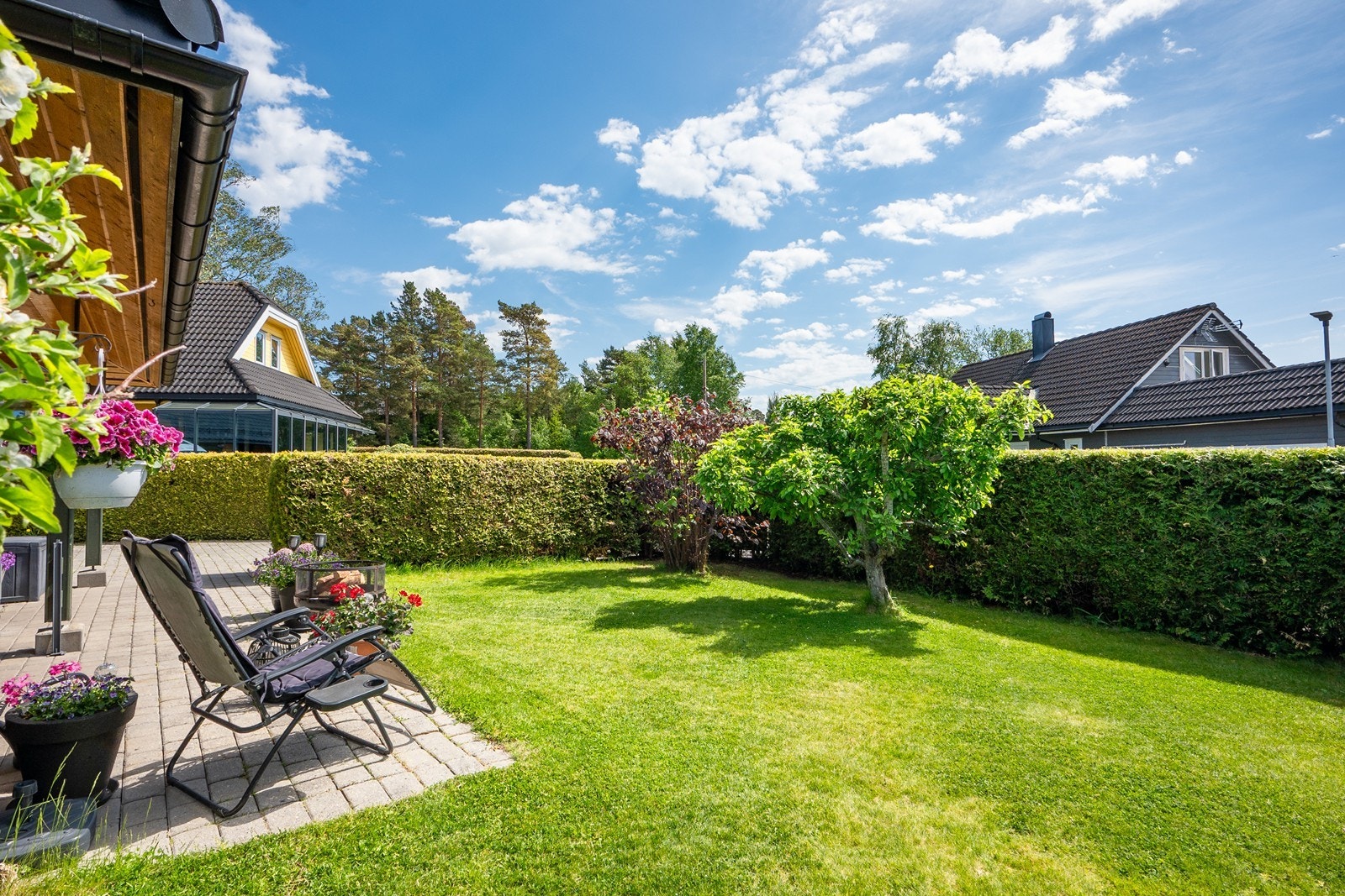 En velstelt hage med frodig grøntareal gir fine rammer for både lek, hageinteresse og late sommerdager. Galleribilde