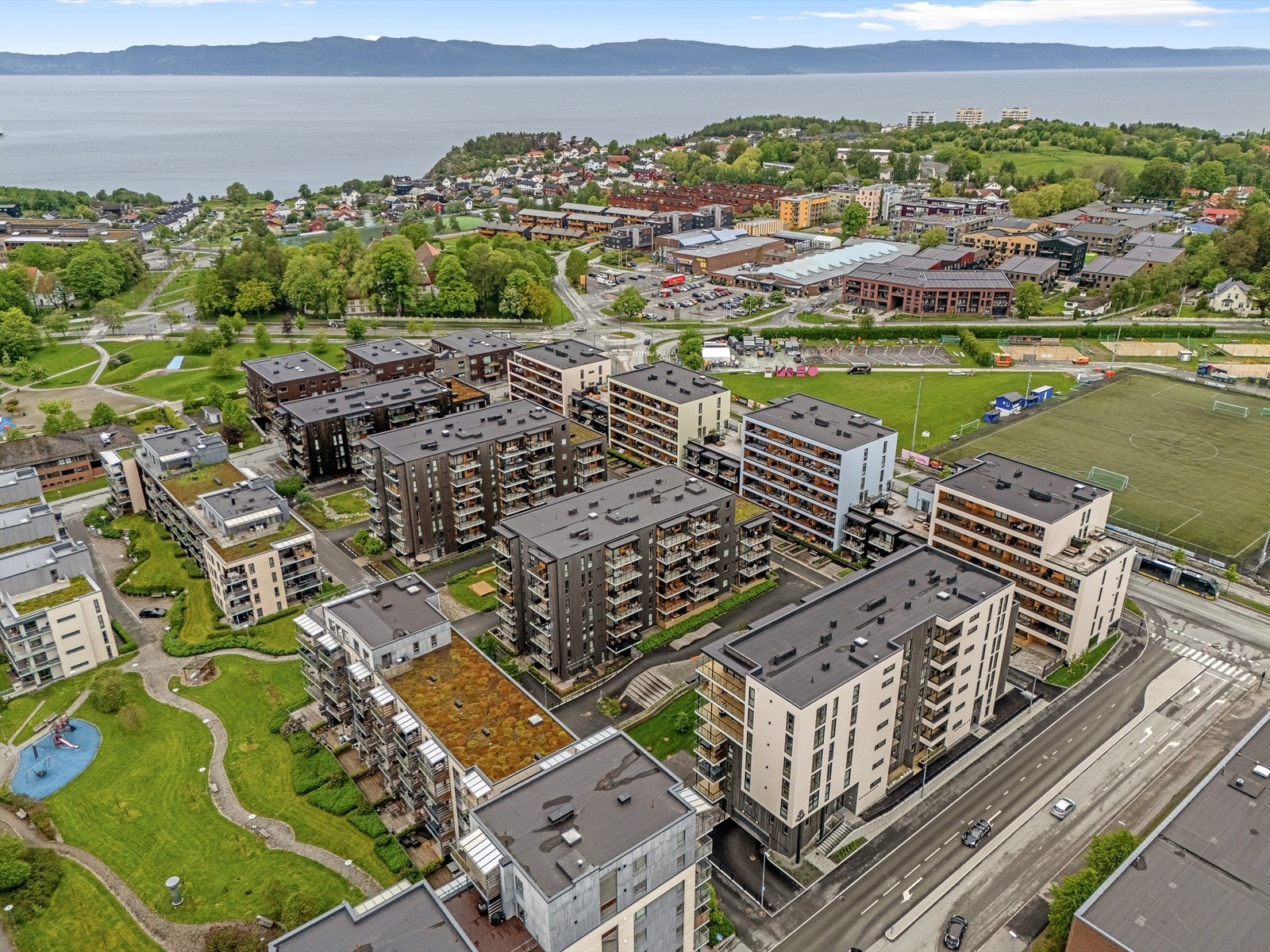 Her bor du med kort vei til det meste du trenger i hverdagen! Bussholdeplass med kort gange, City Lade, Ladetorget, badestrand og idrettsanlegg! Galleribilde